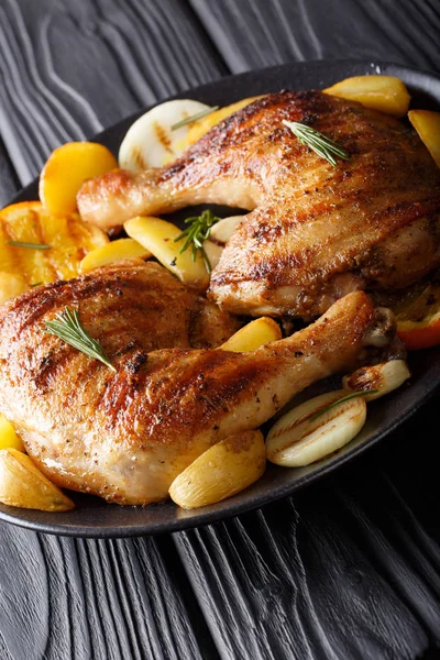 Вкусное барбекю куриные ножки с жареными фруктами и овощами — стоковое фото