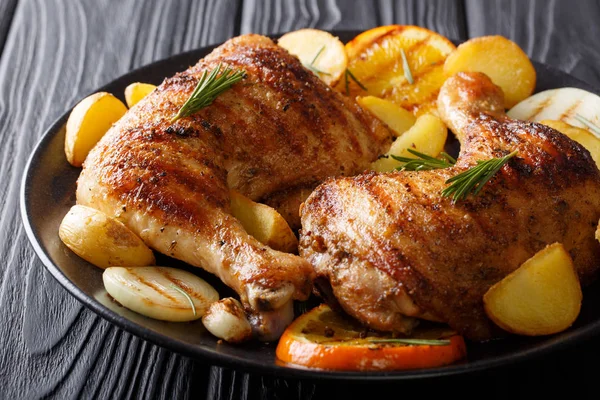 Spicy bbq chicken legs with grilled oranges, onions, garlic and — Stock Photo, Image