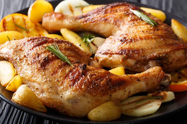 Grilled chicken leg with oranges, onions and potatoes macro. hor — Stock Photo, Image