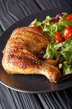 ızgara tavuk budu bir karışım için ve yaprak marul salatası ile