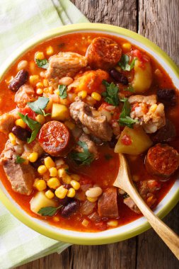 Bir pla et, chorizo ve sebze yakın çekim ile Cachupa güveç