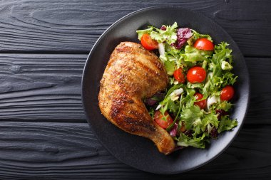 Kızarmış tavuk budu ile taze sebze salatası yakın bir plaka üzerinde çekim