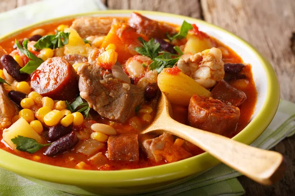 Plato nacional Cabo Verde - Guiso de Cachupa con carne y verduras — Foto de Stock