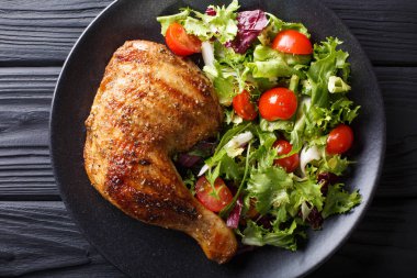 ızgara tavuk budu ile taze sebze salatası yakın çekim. ufuk