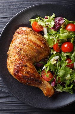 ızgara tavuk budu bir karışım için ve yaprak marul salatası ile