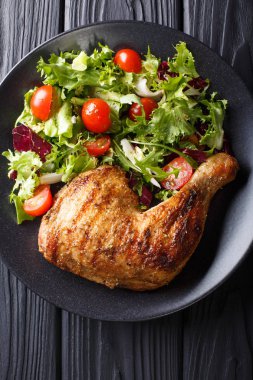 ızgara tavuk budu ile taze sebze salatası yakın çekim. Vertica