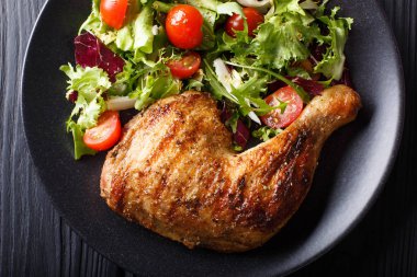 ızgara tavuk budu bir karışım için ve yaprak marul salatası ile