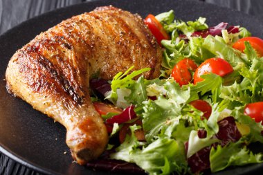 ızgara tavuk budu ile taze sebze salatası yakın çekim. ufuk