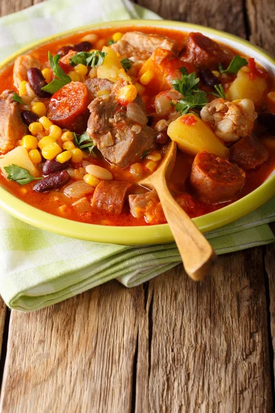 Cachupa gryta med kött, chorizo och grönsaker närbild i en pla — Stockfoto