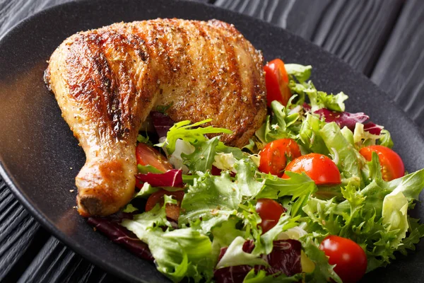 Jambe de poulet frite avec salade de légumes frais en gros plan sur une assiette — Photo