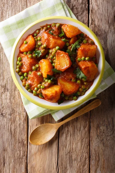 Home Indian food: Aloo Matar - potatoes, green peas and spicy sa — Stock Photo, Image