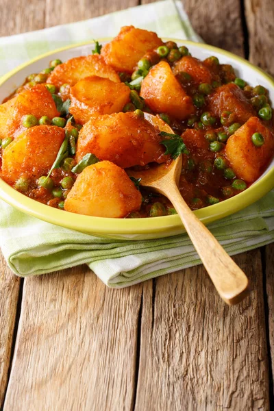 Spicy Indian Aloo Matar batatas e ervilhas verdes close-up em um pl — Fotografia de Stock