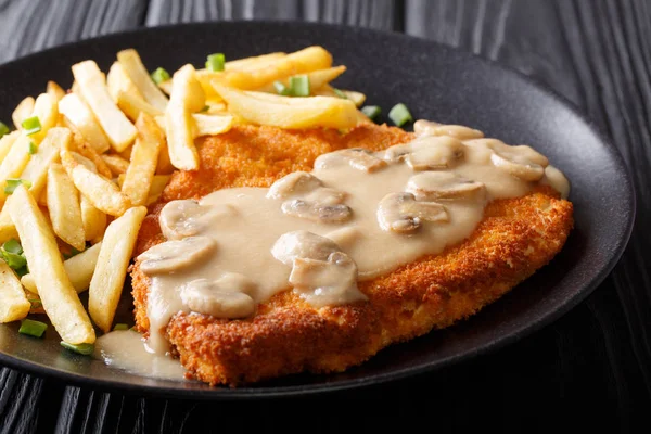 Schnitzel caçador tradicional com molho e batatas fritas close-up em um — Fotografia de Stock