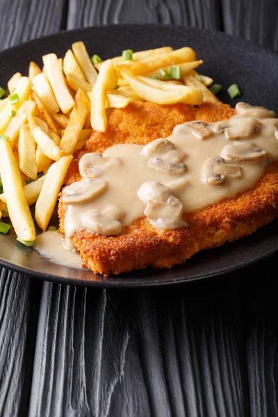 Heerlijke Jaeger Weense schnitzel met saus en frietjes — Stockfoto