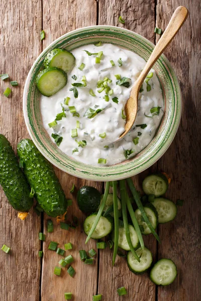 Indisch würzige Sauce raita mit Kräutern und Gurken in Nahaufnahme in einem b — Stockfoto