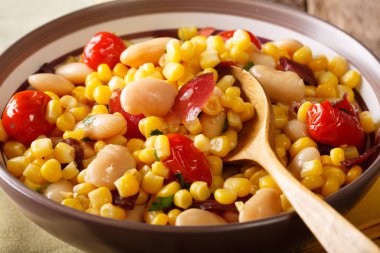 Salata Sayın butterl fasulye, domates, biber ve pastırma anne