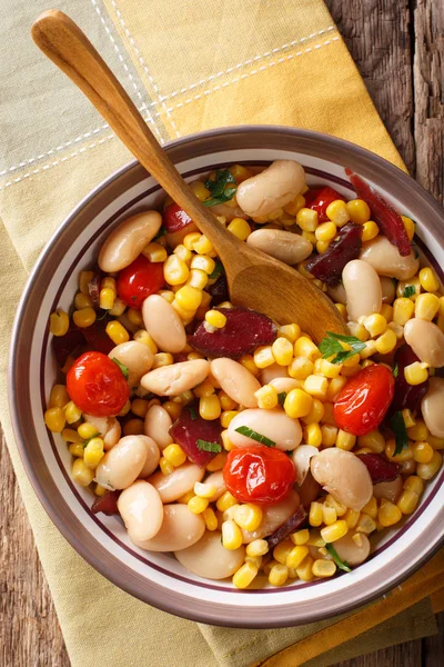 Salada orgânica succotash dos grãos de manteiga, tomates e baco — Fotografia de Stock