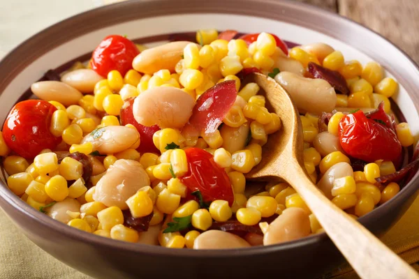 Salad succotash of butterl beans, tomatoes, peppers and bacon ma — Stock Photo, Image