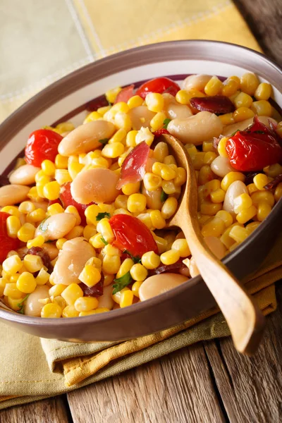 Succotash de maíz, frijoles mantequilla, tomates y tocino de cerca en — Foto de Stock