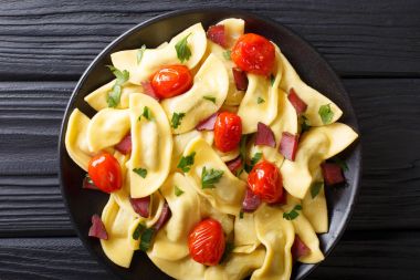 Ev yapımı köfte jambon, domates ve taze h ile doldurulmuş