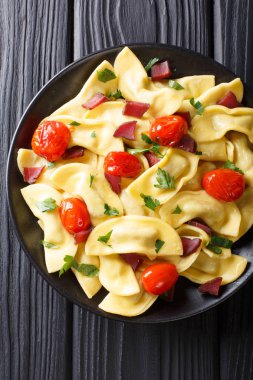 Ev yapımı köfte jambon, domates ve taze h ile doldurulmuş