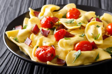 Ev yapımı köfte jambon, domates ve taze h ile doldurulmuş