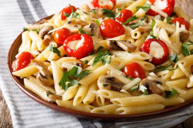 Vejetaryen yemek: makarna penne ile petrol, domates dolması,