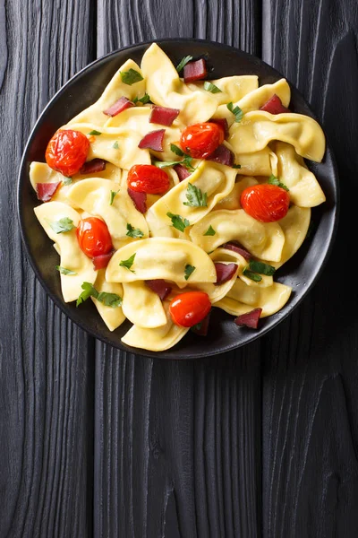 Italienska dumplings casoncelli fyllda med skinka med körsbärstomat — Stockfoto