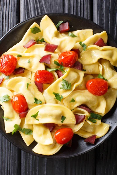 Pâtes italiennes traditionnelles casoncelli avec remplissage de prosciutto, wi — Photo