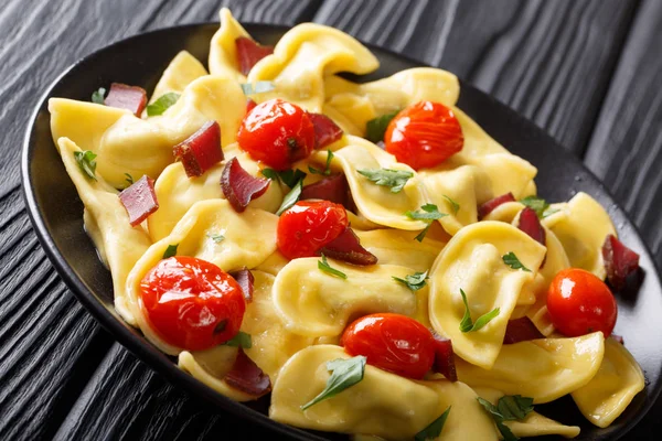 Bolinhos deliciosos casoncelli com presunto, tomate cereja e gre — Fotografia de Stock