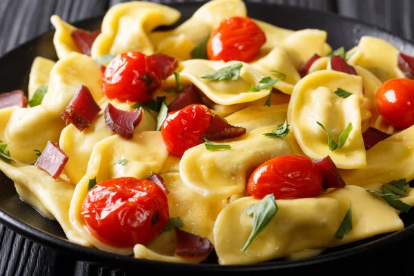 Traditional Italian pasta casoncelli with prosciutto filling, wi — Stock Photo, Image