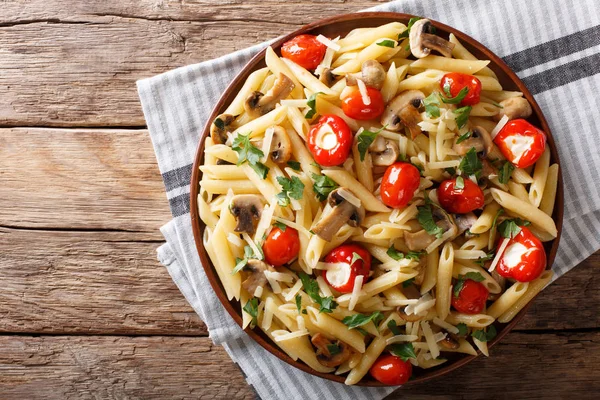 Penne pasta with fried mushrooms, tomatoes, pepper and cheese cl — Stock Photo, Image