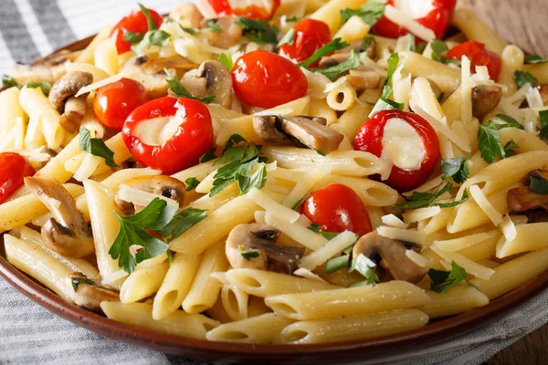 Deliciosa pasta de penne con champiñones, tomates, pimiento relleno — Foto de Stock