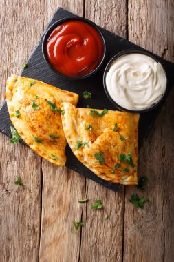 İtalyan yemeği: pizza calzone et, sebze ve peynir clo ile