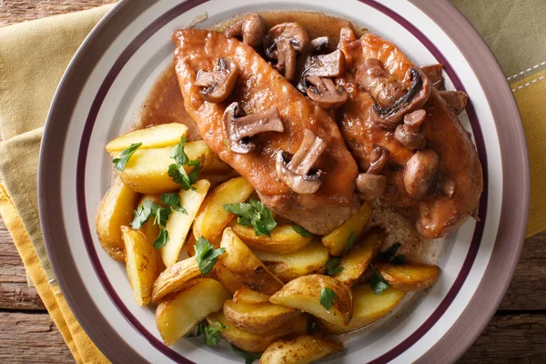 Leckeres Essen: Hühnerbrust in Marsalasauce mit Champignons — Stockfoto