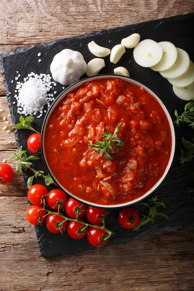 Salsa de pizzaiola italiana con tomates, orégano, cebolla y garli — Foto de Stock