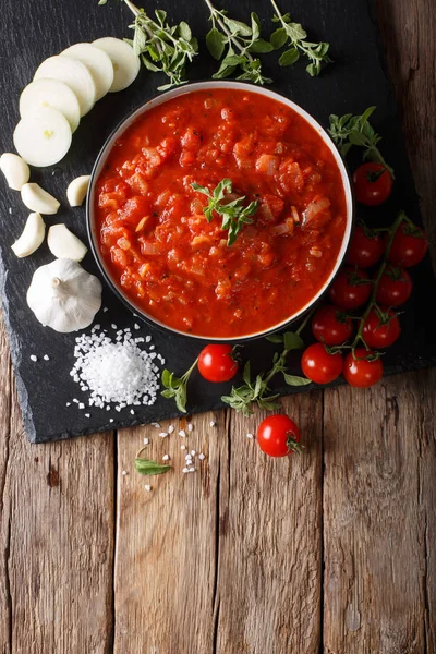 Salsa de pizzaiola fresca napolitana hecha con tomates, orégano, en — Foto de Stock