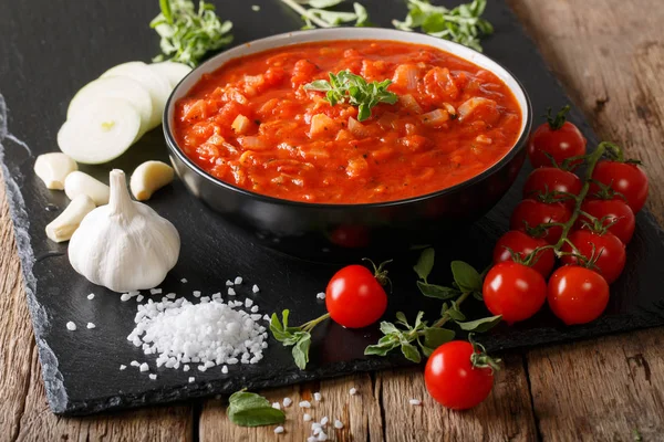 Napolitaanse verse pizzaiola saus gemaakt met tomaten, oregano, — Stockfoto
