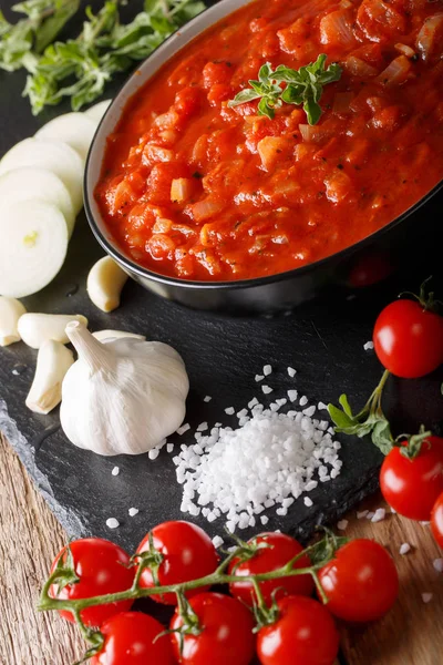 Ιταλική ντομάτα σάλτσα πιτσαγιόλα με συστατικά μακροεντολή. κάθετη — Φωτογραφία Αρχείου