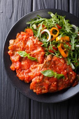 İtalyan sığır Pizzaiola ve taze sebze salatası yakın çekim. Verti