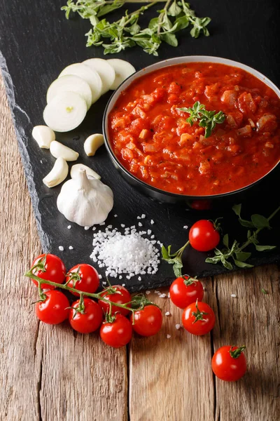 Salsa italiana de pizzaiola con ingredientes de cerca. vertical — Foto de Stock