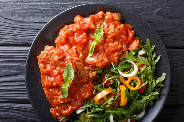 Italiaanse rundvlees Pizzaiola en verse fruit salade close-up. HORIZ — Stockfoto