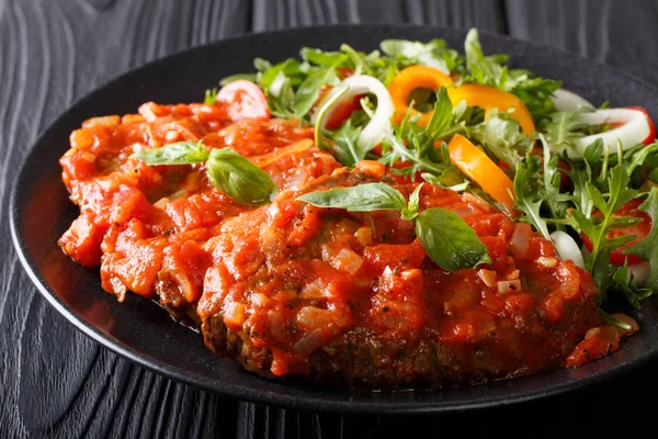 Carne italiana Pizzaiola y ensalada de verduras frescas de cerca. Horiz. —  Fotos de Stock