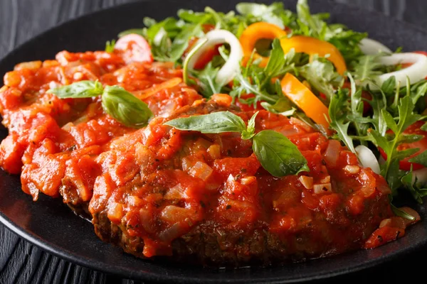 Стейк лалі піцайола і свіжий овочевий салат крупним планом — стокове фото