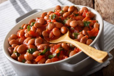 Organik domates soslu otlar yakın çekim içinde fasulye Borlotti bir 