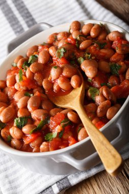 Barbunya fasulye veya borlotti domates soslu otlar yakın çekim ile 