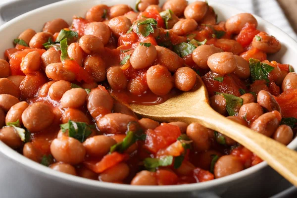 Cranberry beans in tomato sauce with herbs close-up in a bowl. h — Stock Photo, Image