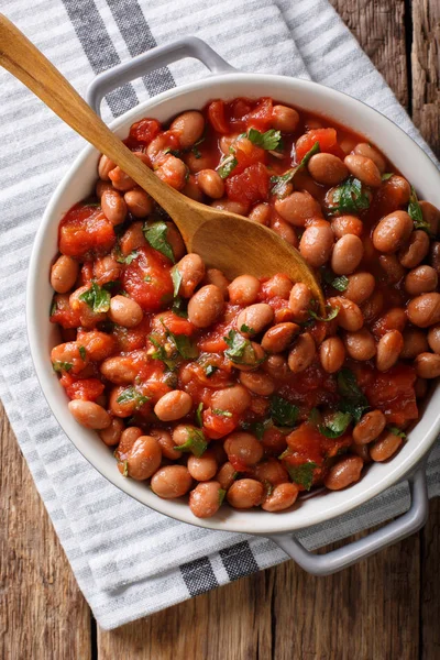 Frijoles Borlotti orgánicos en salsa de tomate con hierbas de cerca en un —  Fotos de Stock