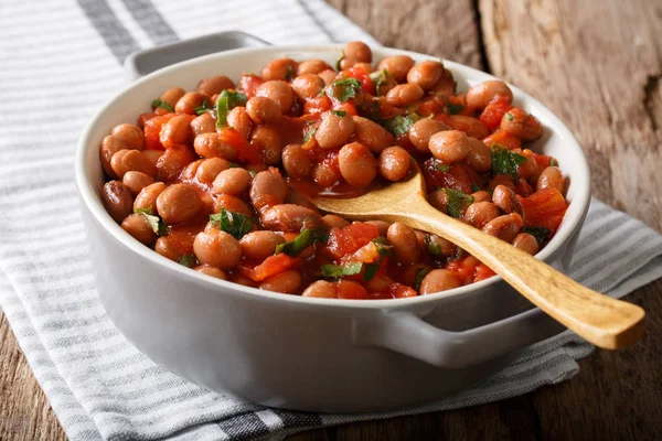 Comida vegetariana Feijão Borlotti em molho de tomate com ervas perto - — Fotografia de Stock