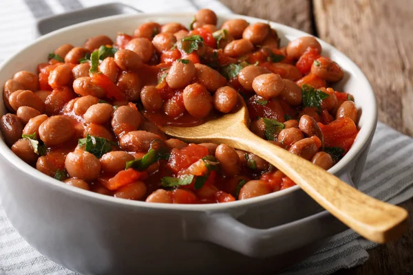 Comida saudável: guisado de feijão Borlotti em molho de tomate com ervas clo — Fotografia de Stock